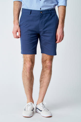 Short bleu de Bruce & Butler avec un nœud marron sur la poche arrière, en une vue rapprochée.