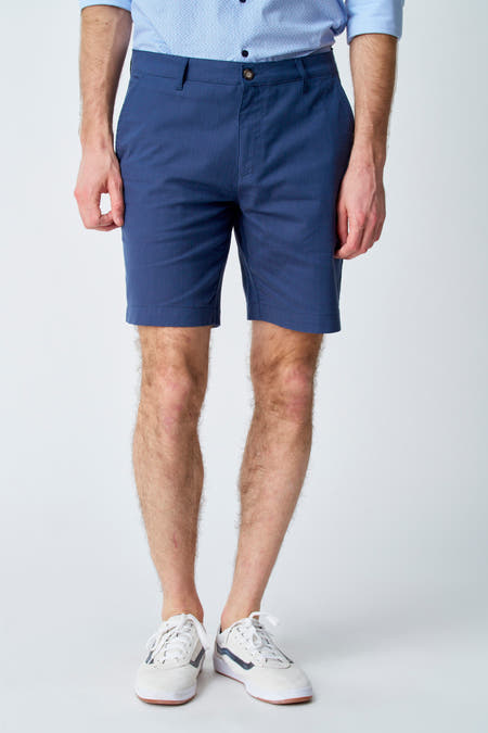 Short bleu de Bruce & Butler avec un nœud marron sur la poche arrière, en une vue rapprochée.