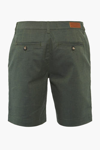 Short vert de Bruce & Butler, avec poches passepoilées et fermeture à boutons sur le dos.