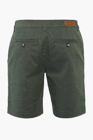 Short vert de Bruce & Butler, avec poches passepoilées et fermeture à boutons sur le dos.