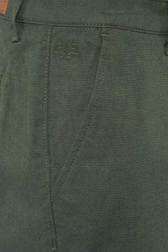Short vert de Bruce & Butler, avec une texture subtile et un détail de couture raffiné à la poche.