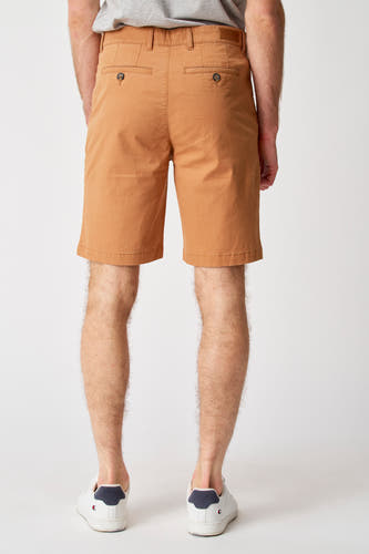 Short brun de Bruce & Butler, vu de de'arrière avec des poches et un T-shirt gris par-dessus.