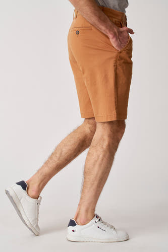 Short brun de Bruce & Butler, porté avec des baskets blanches et a dos visible.
