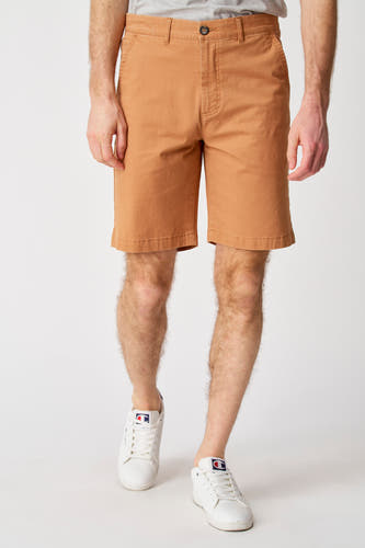 Short brun de Bruce & Butler, porté avec un t-shirt gris et des baskets blanches.