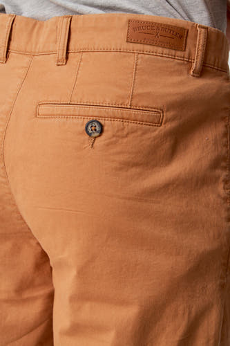 Short brun de Bruce & Butler avec une poche à bouton sur l'arrière et des passants.