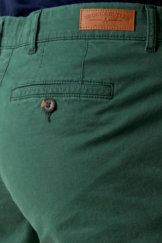 Short vert de Bruce & Butler, avec une poche avec une fermeture à bouton et un étiquette en cuir.