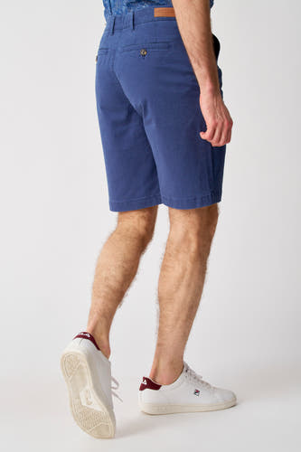 Short bleu de Bruce & Butler, vu de de derrière, porté avec des sneakers blanches.