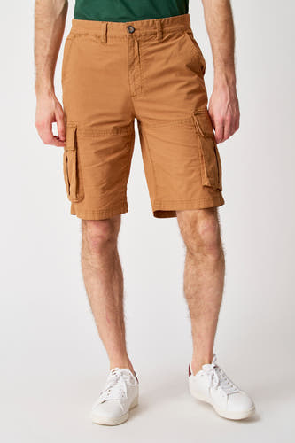 Short brun de Bruce & Butler, avec des poches cargo et associé à des baskets blanches.