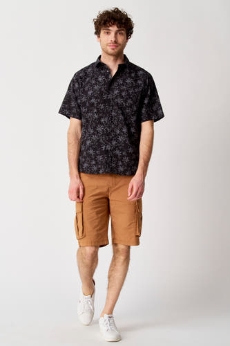 Chemise noire à manches courtes de Bruce & Butler avec motif de feuilles grises.