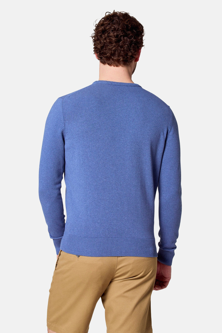 T-shirt bleu avec col rond de Bruce & Butler, vu de derrière, avec un pantalon marron.