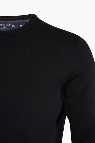 Pull noir avec col rond de Bruce & Butler, gros plan du épaule et de la ligne de cou.