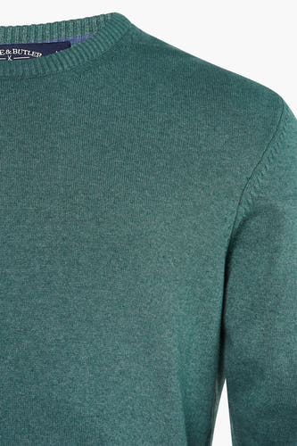 Pull-over encolière vert de Bruce & Butler, avec une texture fine et un col côtelé.