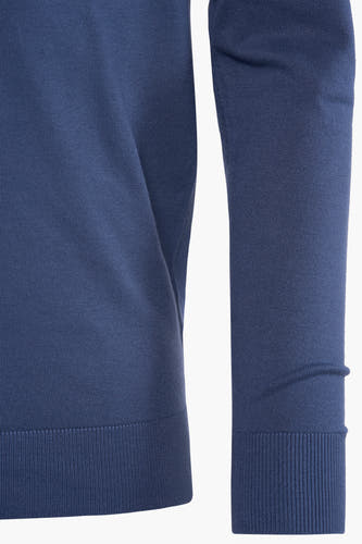 Pull bleu à col en V de Bruce & Butler, gros plan du côté et de la manche.