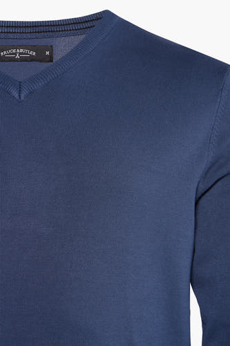 Pull bleu col en V de Bruce & Butler, avec une texture fine en maille côtelée et des détails de rayures noires dans l'encolure.