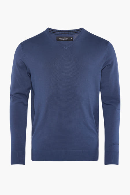 Pull bleu à col en V de Bruce & Butler, uni tricoté et à manches longues.