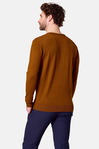 Pull à col V marron de Bruce & Butler, vu de derrière, associé à un pantalon bleu marine.