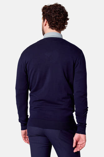 T-shirt à col V bleu de Bruce & Butler, avec un chemisier imprimé en dessous, vu de dos.