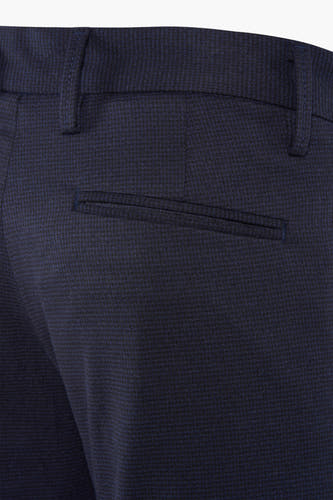 Pantalon de costume bleu Bruce & Butler, avec un motif subtil et un détail de passepoil.