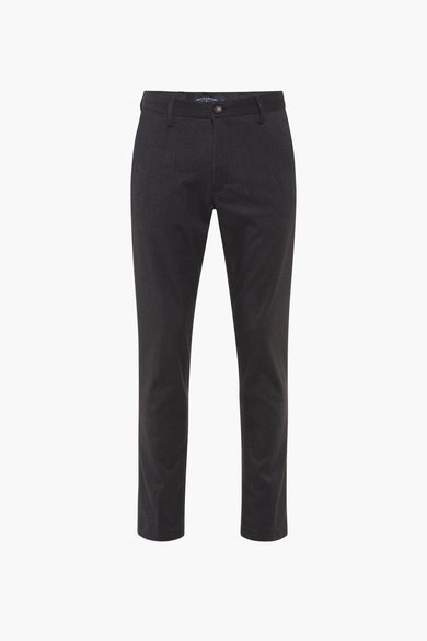 Pantalon de costume gris Bruce & Butler, tissu lisse avec une texture subtile, coupe classique.