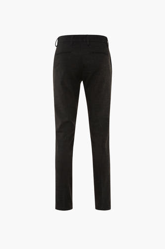 Pantalon de costume khaki de Bruce & Butler, texture lisse et dos du pantalon.
