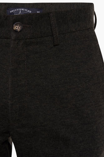 Pantalon khaki Bruce & Butler, avec une fermeture à boutons et des passants.