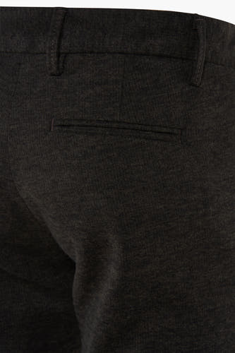 Pantalon de costume khaki Bruce & Butler, détail du dos avec poche passepoilée.