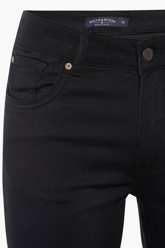 Zwarte broek van Bruce & Butler, close-up van de tailleband met een zak.
