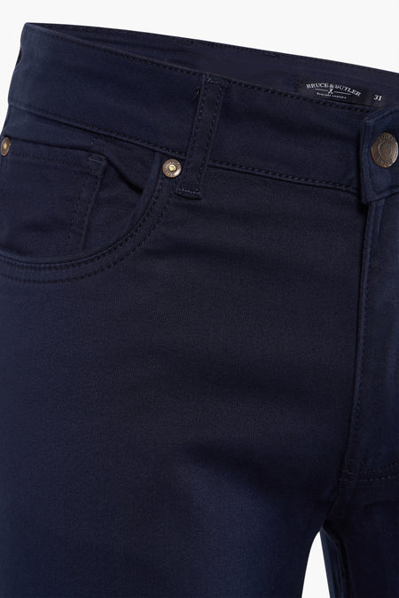 Pantalon bleu de Bruce & Butler, gros plan sur la ceinture avec bouton et poche.
