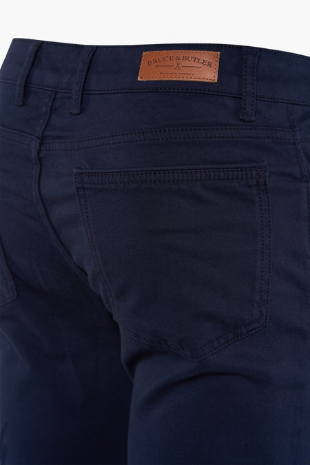 Pantalon bleu de Bruce & Butler, avec poche arrière et passants pour ceinture.