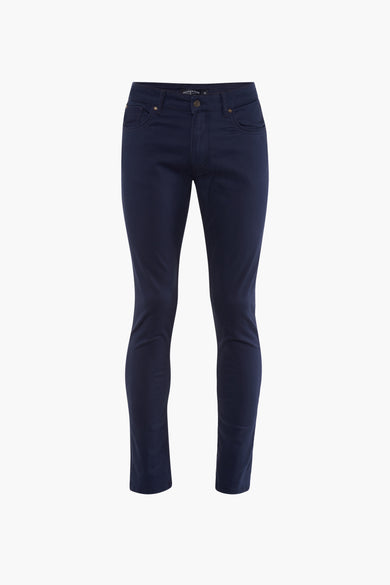 Pantalon bleu de Bruce & Butler, couleur unie et poches classiques, présenté sur un fond blanc.