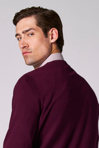 Gilet de Bordeaux avec col rond de Bruce & Butler, porté avec un chemisier imprimé en dessous.
