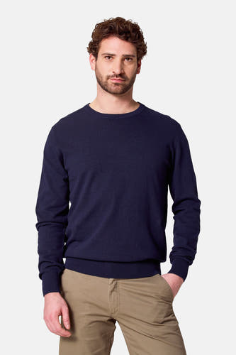 Sweat-shirt bleu marine avec col rond de Bruce & Butler, vu de l'arrière, associé à un pantalon kaki.