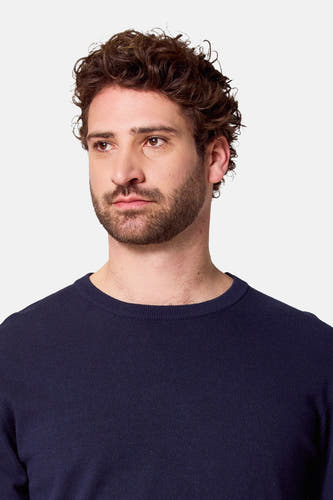 Sweat-shirt bleu marine avec col rond de Bruce & Butler, gros plan d'un homme barbu.