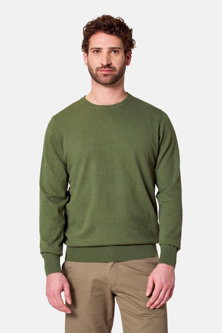 T-shirt vert avec col rond de Bruce & Butler, gros plan d'un homme barbu.