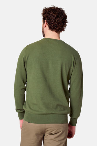 T-shirt vert avec col rond de Bruce & Butler, dos du modèle en pantalon kaki.