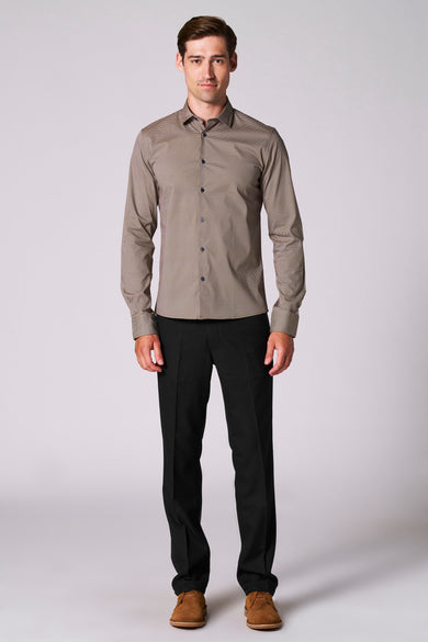 Chemise multicolore à manches longues de Bruce & Butler, avec une impression subtile, associée à un pantalon noir et des chaussures en cuir de mouton.