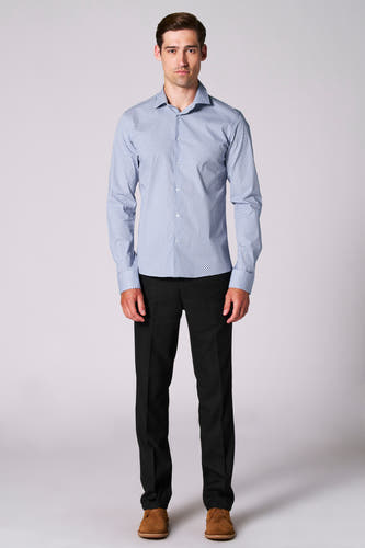 Chemise multicolore à longues manches de Bruce & Butler, avec un motif géométrique subtil, portée avec un pantalon noir et des chaussures marron.