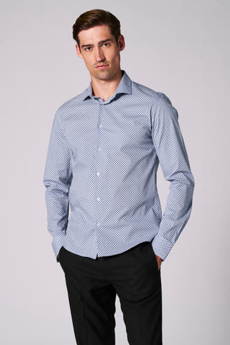 Chemise multicolore à manches longues de Bruce & Butler, avec un fin motif géométrique à carreaux, portée avec un pantalon noir.