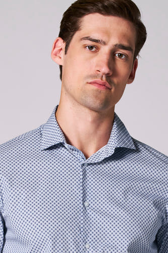 Chemise multicolore à manches longues de Bruce & Butler, avec un motif subtil.