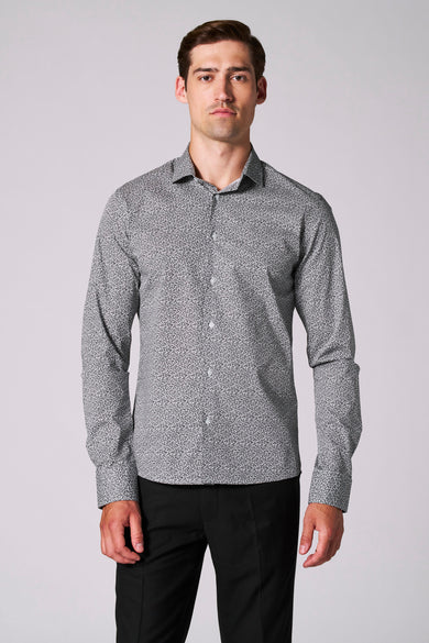 Chemise multicolore à manches longues de Bruce & Butler, portée avec un motif floral subtil et un pantalon noir.