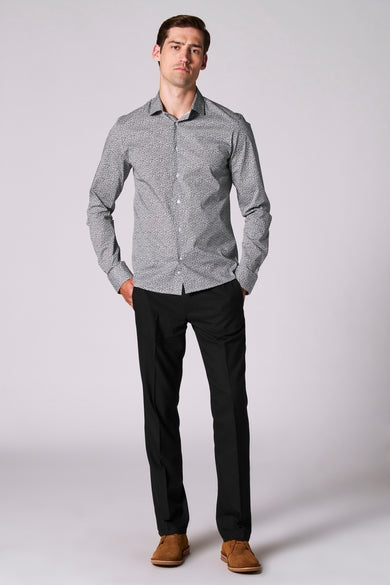 Chemise multicolore à manches longues de Bruce & Butler, avec un motif subtil, associée à des pantalons noirs et des chaussures en cuir.