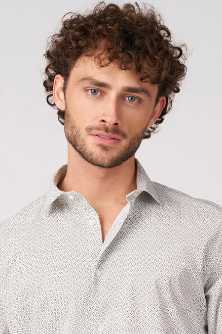 Chemise blanche à manches longues pour homme de Bruce & Butler, dotée d'un imprimé subtil et d'un col classique.