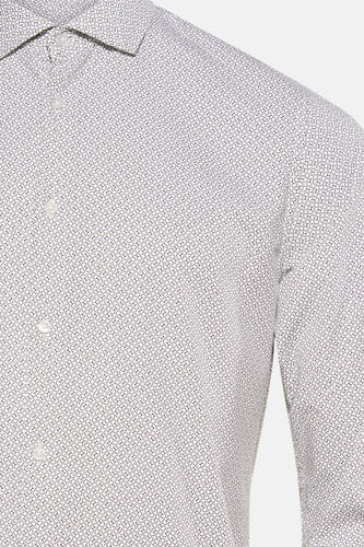 Chemise blanche à manches longues de Bruce & Butler, avec un motif à carreaux distinctif et une fermeture à boutons.