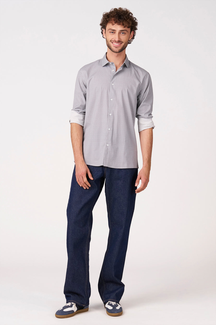 Chemise grise à manches longues de Bruce & Butler, dotée d'un motif subtil et de manches retroussées.