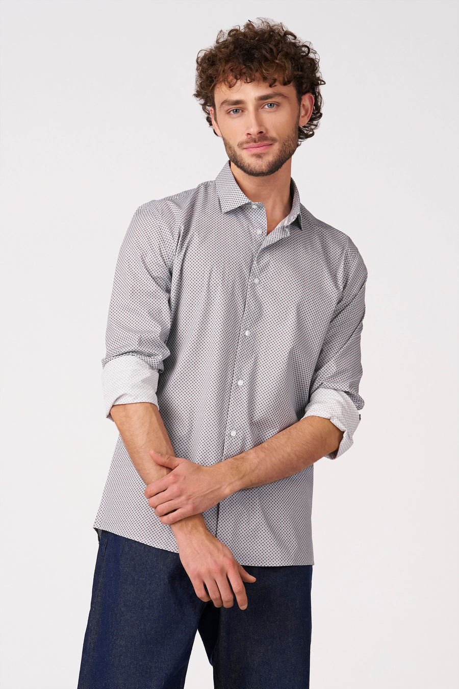 Chemise grise à manches longues de Bruce & Butler, avec un motif géométrique fin et des manches retroussées.
