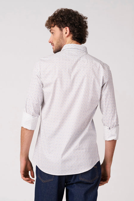 Wit overhemd met lange mouwen van Bruce & Butler, met een subtiel patroon, omgeslagen manchetten en blauwe jeans.