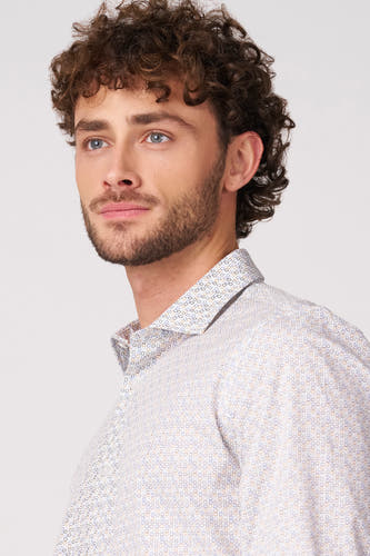 Chemise blanche à manches longues de Bruce & Butler, avec un motif géométrique subtil.