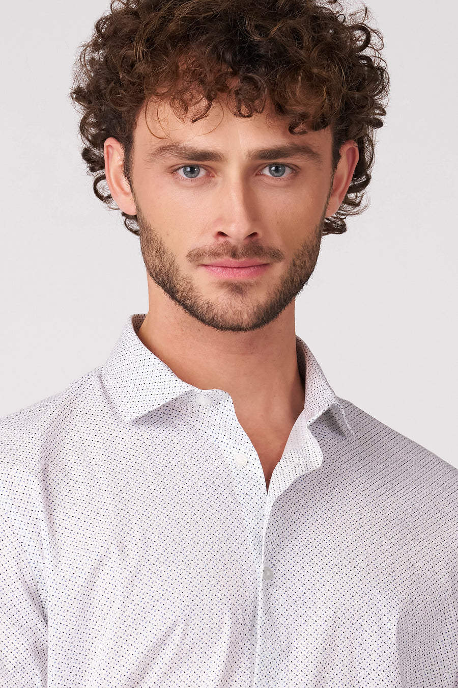 Chemise blanche à manches longues de Bruce & Butler, ornée d'un subtil imprimé géométrique.