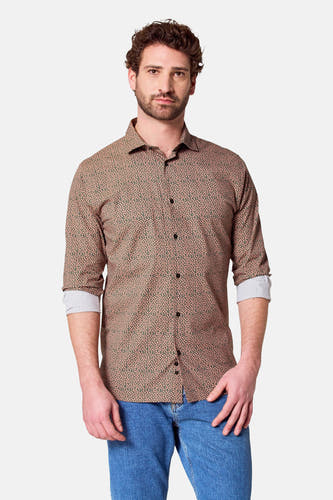 Groen overhemd met lange mouwen van Bruce & Butler, met een fijn bloemdessin en opgerolde mouwen, gecombineerd met jeans.
