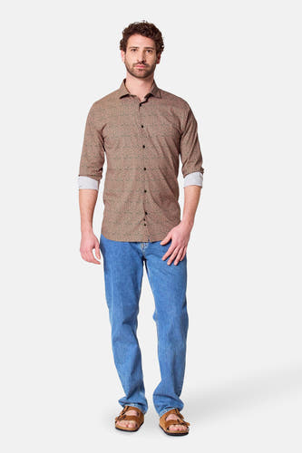 Chemise verte à manches longues de Bruce & Butler, avec un fin imprimé floral et des manches retroussées, associée à des jeans.
